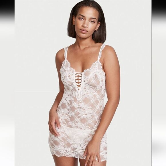 NWT Victoria Secret Lace Mini slip - Picture 1 of 7